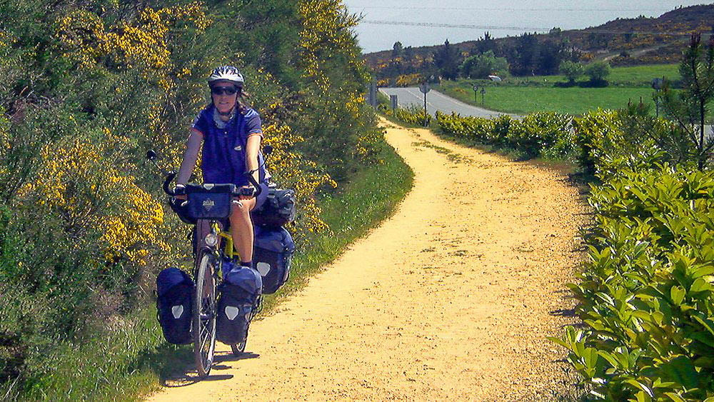 Beate Steger mit ihrem vollbeladenen Fahrrad auf den letzten Kilometern nach Santiago de Compostela