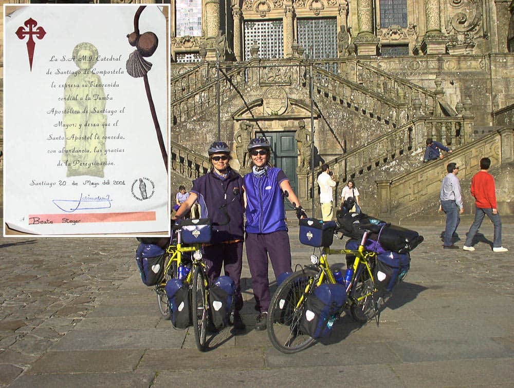 Mit schwer beladenen Fahrrädern stehen wir vor der Kathedrale und freuen uns über unsere Ankunft