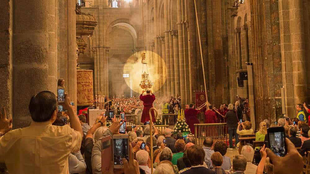 Gottesdienst in der Kathedrale von Santiago, man sieht den Botafumeiro, das Weihrauchgefäss, das geschwenkt wird