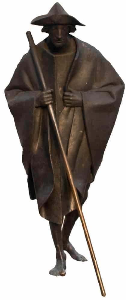 Bronzefarbene Pilgerstatue mit Hut und Stock in Speyer, Deutschland