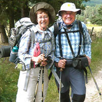 Monika und Reinhold mit Pilgerhüten und Wanderstöcken