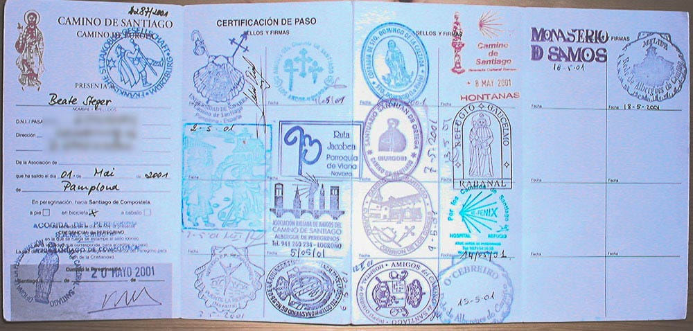 Pilgerausweis mit Stempeln zwischen Pamplona und Santiago d.C.