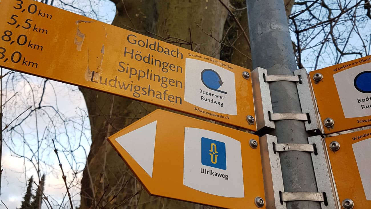 Wegzeichen Ulrikaweg neben Schildern zum Bodenseeradweg